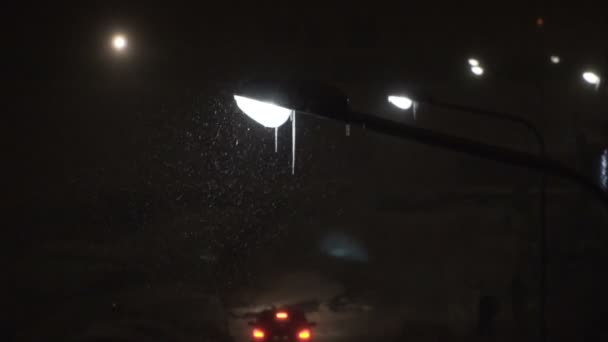 Spadający śnieg tło - płatki śniegu na ciemne niebo noc — Wideo stockowe