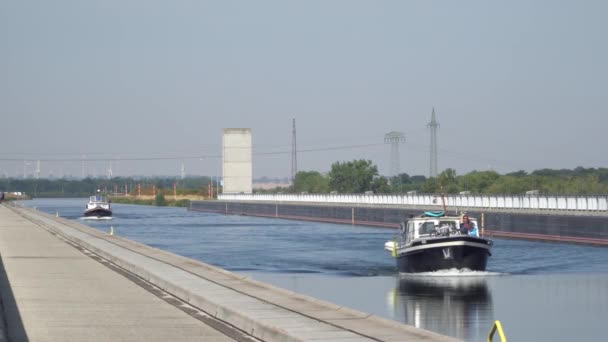 Statek, poruszanie się w pobliżu mostu wody, Magdeburg, Niemcy. 30.09.2018 — Wideo stockowe