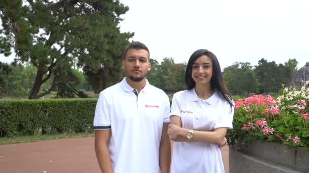 Tiro de jovens estudantes felizes em câmera lenta, Magdeburg, Alemanha. 01.09.2018 — Vídeo de Stock