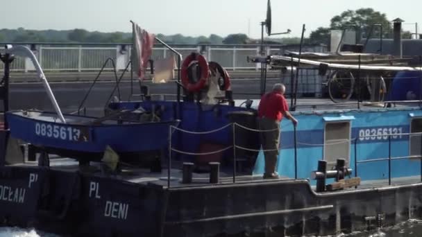 Rivier vrachtschip bewegen in de buurt door de water-brug, Magdeburg, Duitsland. 30.09.2018 — Stockvideo