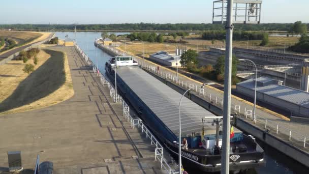 Timelapse. L'écluse, ascenseur de navire Magdeburg Rothensee entre l'Elbe et le canal Mittellandkanal, Magdeburg, Allemagne. 30.09.2018 — Video