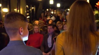 Eğitim etkinliği - eğitim etkinliğinde bir grup çocuğa bir şeyler sunmak. Kiev, Ukrayna 10.05.2019