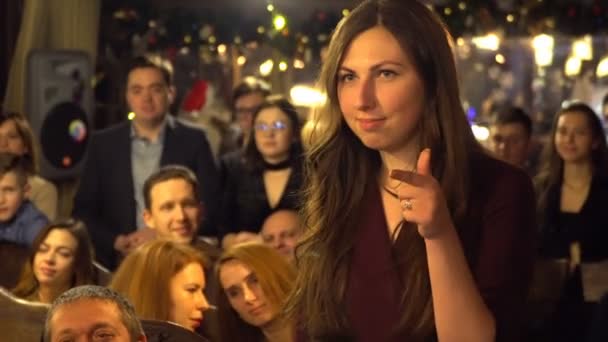 Szczęśliwy młody mający Quiz na imprezie edukacyjnej. Kijów, Ukraina 10.05.2019 — Wideo stockowe