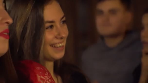 Szczęśliwy młody mający Quiz na imprezie edukacyjnej. Kijów, Ukraina 10.05.2019 — Wideo stockowe