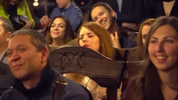 Glückliche Menschen beim Quiz bei der Bildungsveranstaltung. kyiv, Ukraine 10.05.2019 — Stockvideo