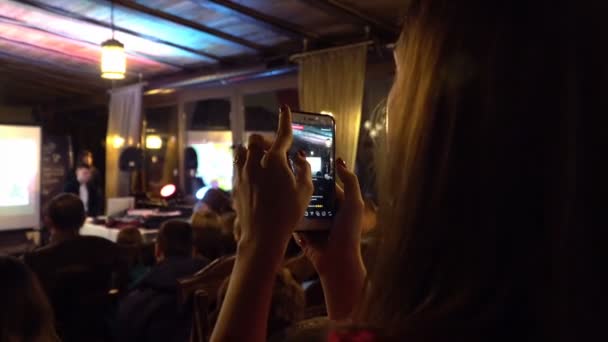 Persona está tomando fotos con un teléfono inteligente en el evento nocturno. Kiev, Ucrania 10.05.2019 — Vídeos de Stock