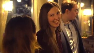 Kulüpte eğlenen mutlu insanlar. Kiev, Ukrayna 10.05.2019