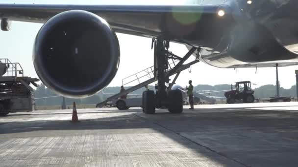 Крупный план двигателя самолета. Киев, Украина 16.09.2019 — стоковое видео