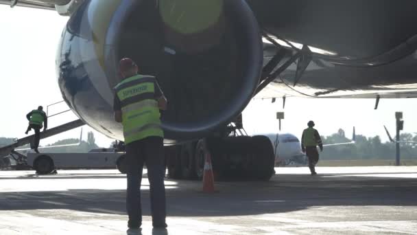 Крупный план двигателя самолета. Киев, Украина 16.09.2019 — стоковое видео