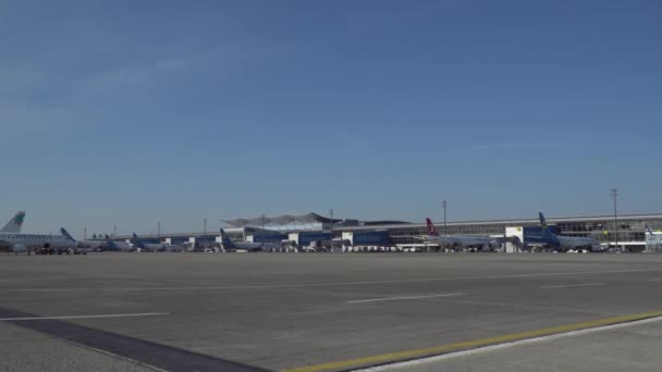 Parkování komerčních letadel na letišti. Kyjev, Ukrajina 16.09.2019 — Stock video