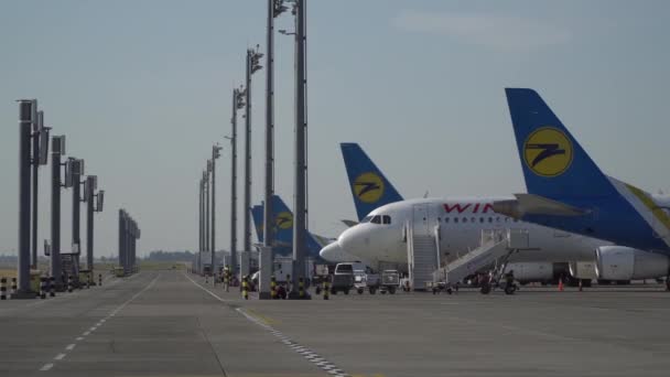 Avião comercial estacionando no aeroporto. Kiev, Ucrânia 16.09.2019 — Vídeo de Stock