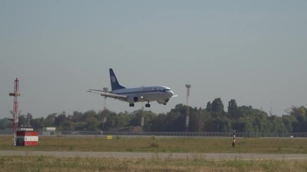 L'avion à passagers atterrit sur la piste de l'aéroport. Kiev, Ukraine 16.09.2019 — Video