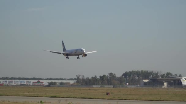 Avión de pasajeros está aterrizando en el aeropuerto a la pista. Kiev, Ucrania 16.09.2019 — Vídeo de stock