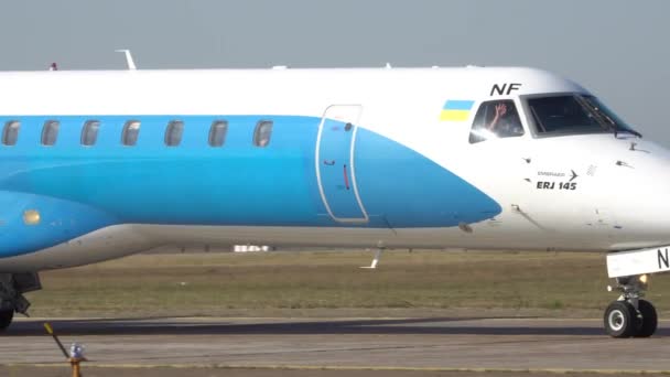 Il velivolo rotola sulla pista dopo l'atterraggio in aeroporto. Kiev, Ucraina 16.09.2019 — Video Stock