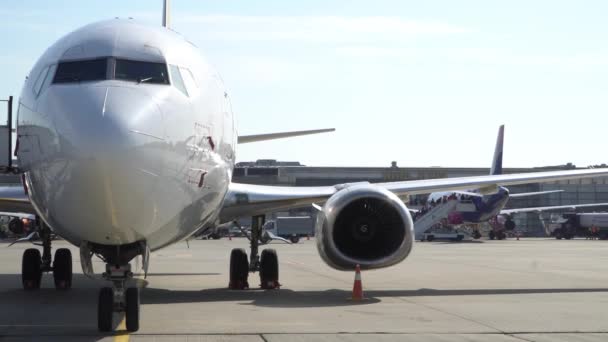 Commerciële vliegtuig parkeren op de luchthaven. Kiev, Oekraïne 16.09.2019 — Stockvideo
