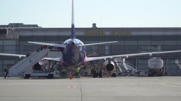 Parking comercial de aviones en el aeropuerto. Kiev, Ucrania 16.09.2019 — Vídeo de stock