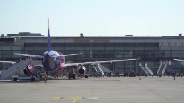 Commerciële vliegtuig parkeren op de luchthaven. Kiev, Oekraïne 16.09.2019 — Stockvideo