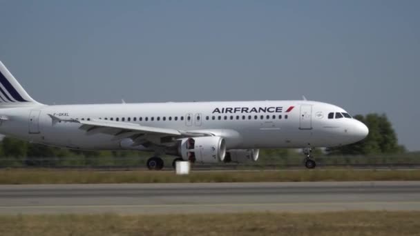 Het vliegtuig rolt op landingsbaan na de landing in de luchthaven. Kiev, Oekraïne 16.09.2019 — Stockvideo