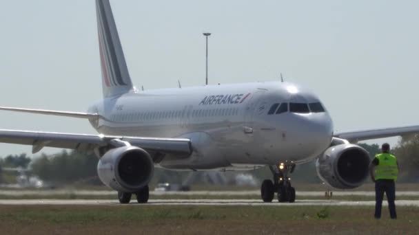 Het vliegtuig rolt op landingsbaan na de landing in de luchthaven. Kiev, Oekraïne 16.09.2019 — Stockvideo