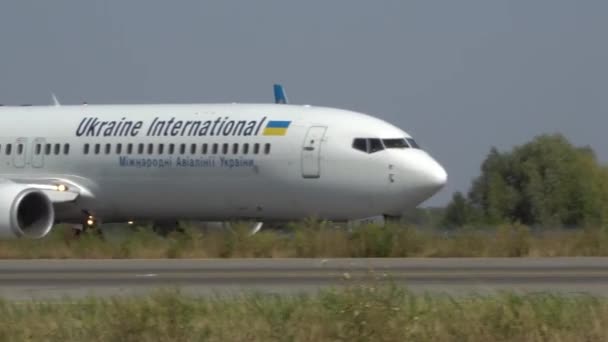 Flygplanet rullar på landningsbanan efter landning på flygplatsen. Kiev, Ukraina 16.09.2019 — Stockvideo