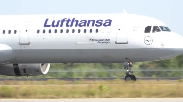 L'avion roule sur la piste après avoir atterri à l'aéroport. Kiev, Ukraine 16.09.2019 — Video