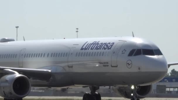 Flygplanet rullar på landningsbanan efter landning på flygplatsen. Kiev, Ukraina 16.09.2019 — Stockvideo