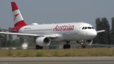 Yolcu uçağı havaalanından kalkış pisti üzerinden uçuyor. Kiev, Ukrayna 16.09.2019