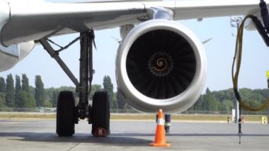 Bir uçak motorunun yakın çekim. Kiev, Ukrayna 16.09.2019