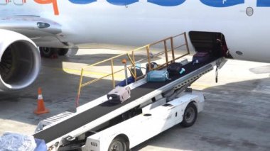 Bir sürü bavul. Bir bavul uçağa yüklendiğinde. Bavullar ve seyahat çantaları. Kyiv, Ukrayna 16.09.2019