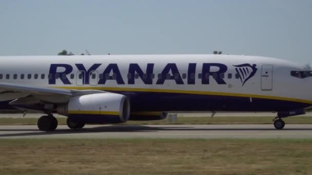 A aeronave rola na pista depois de pousar no aeroporto. Kiev, Ucrânia 16.09.2019 — Vídeo de Stock