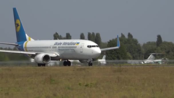 Avião de passageiros está pousando no aeroporto para pista. Kiev, Ucrânia 16.09.2019 — Vídeo de Stock