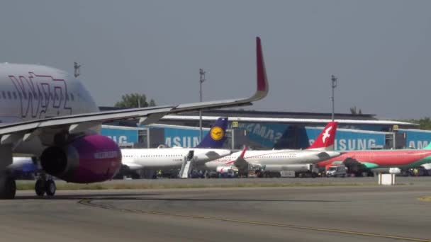 Het vliegtuig rolt op landingsbaan na de landing in de luchthaven. Kiev, Oekraïne 16.09.2019 — Stockvideo