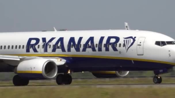 Avião de passageiros está pousando no aeroporto para pista. Kiev, Ucrânia 16.09.2019 — Vídeo de Stock