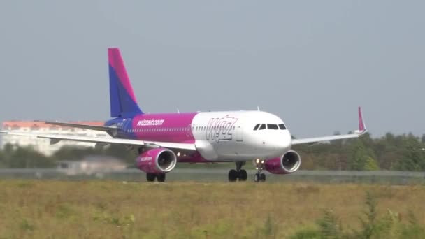 El avión de pasajeros vuela sobre la pista de despegue desde el aeropuerto. Kiev, Ucrania 16.09.2019 — Vídeos de Stock
