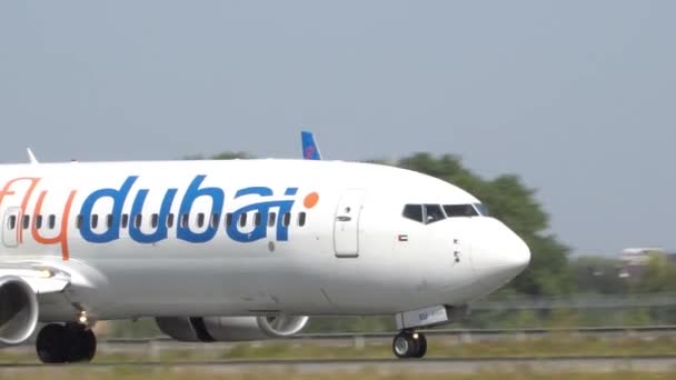 客机在机场降落到跑道上。基辅， 乌克兰 16.09.2019 — 图库视频影像