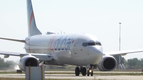 L'avion roule sur la piste après avoir atterri à l'aéroport. Kiev, Ukraine 16.09.2019 — Video