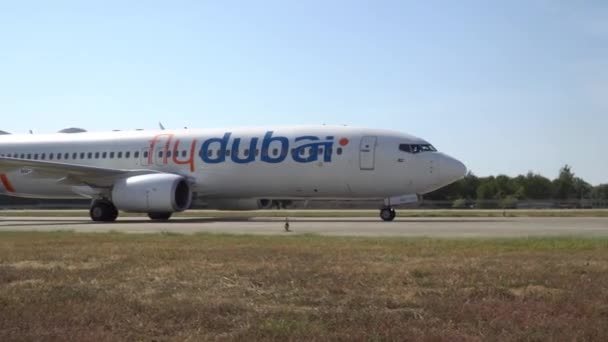 Het vliegtuig rolt op landingsbaan na de landing in de luchthaven. Kiev, Oekraïne 16.09.2019 — Stockvideo