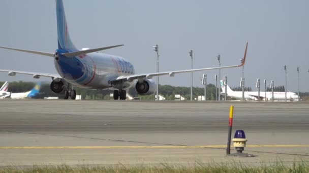 Flygplanet rullar på landningsbanan efter landning på flygplatsen. Kiev, Ukraina 16.09.2019 — Stockvideo