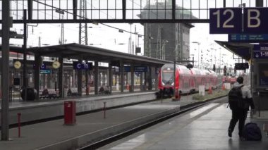 Frankfurt, Hauptbahnhof 'taki tren. Tren istasyonunda. Frankfurt, Almanya, 26.05.2020