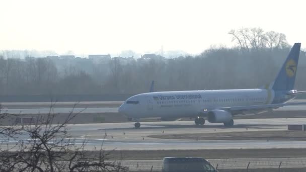 El avión se desplaza en pista después de aterrizar en el aeropuerto. Kyiv, Ucrania 16.04.2019 — Vídeo de stock
