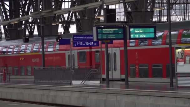 Trenino ferroviario a Francoforte Hauptbahnhof. Stazione ferroviaria. Francoforte, Germania, 26.05.2020 — Video Stock