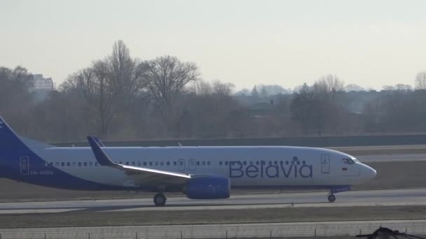 Flygplanet rullar på landningsbanan efter landning på flygplatsen. Kiev, Ukraina 16.04.2019 — Stockvideo