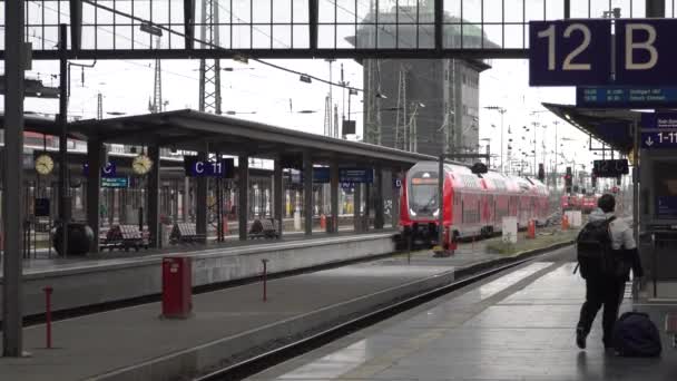 Spoorjet trein in Frankfurt Hauptbahnhof. Spoorwegstation. Frankfurt, Duitsland, 26.05.2020 — Stockvideo