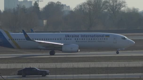 Flygplanet rullar på landningsbanan efter landning på flygplatsen. Kiev, Ukraina 16.04.2019 — Stockvideo