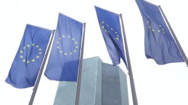Ostend, Frankfurt 'ta yer alan Avrupa Merkez Bankası' nın yeni genel merkez binası önünde Avrupa Birliği bayrakları görülüyor. Almanya. 26.05.2020