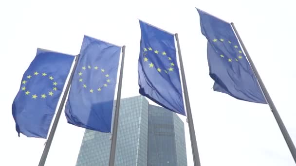 ऑस्टेंड, फ्रैंकफर्ट में स्थित यूरोपीय सेंट्रल बैंक की नई मुख्यालय इमारत के सामने यूरोपीय संघ के झंडे का दृश्य। जर्मनी . — स्टॉक वीडियो