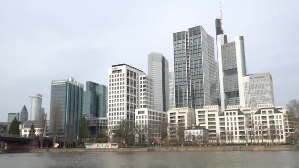 フランクフルトの高層ビルはドイツのメインです。. — ストック動画