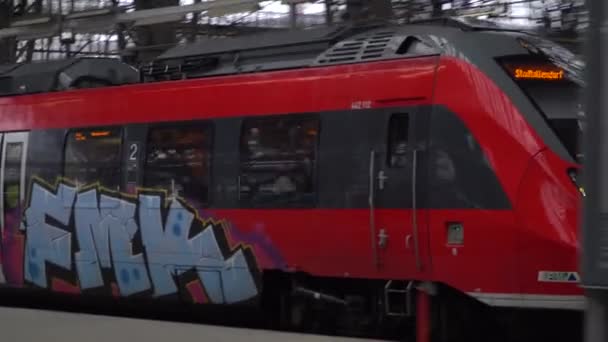 Железнодорожный поезд во Франкфурте Хауптбанхоф. Франкфурт, Германия, 26.05.2020 — стоковое видео