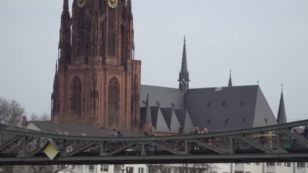 Frankfurter Dom Kathedraal in Roemerberg Frankfurt am Main en Main rivier. Frankfurt, Duitsland 26.05.2020 — Stockvideo