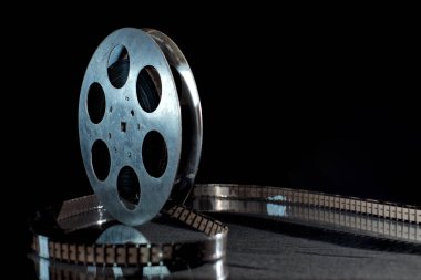 film film reel koyu arka plan üzerinde